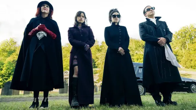 Мушкарци и жене обучени у црном стоје