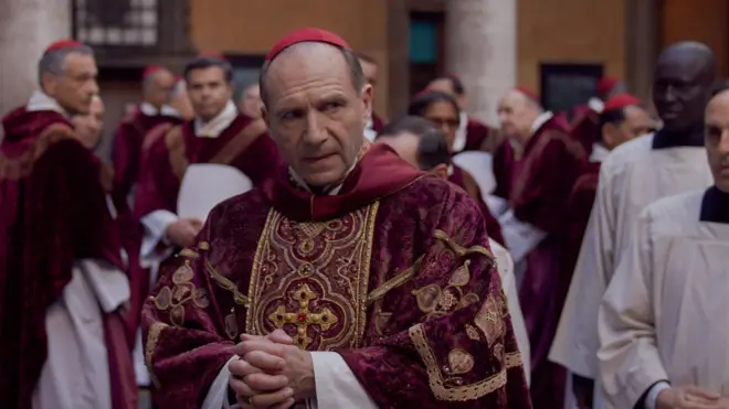 Ralph Fiennes en una escena de "Cónclave".