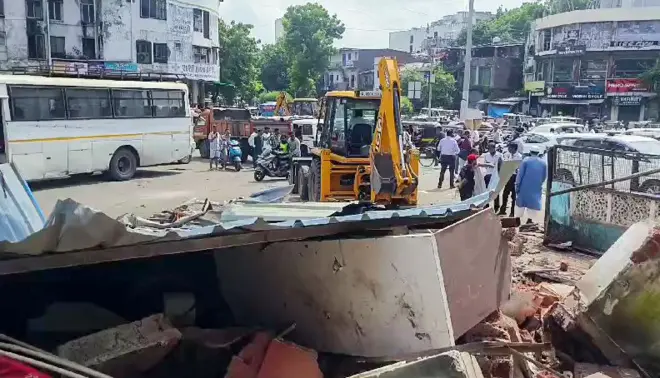 सूरत में जहां रविवार को पथराव हुआ था, वहाँ नगर निगम ने बुलडोज़र की मदद से कुछ ढांचे गिराए हैं. 