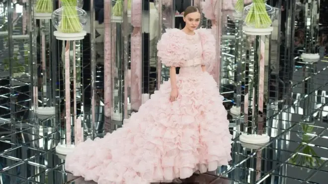 Lily-Rose Depp dalam adibusana Chanel dalam peragaan busana musim semi/musim panas tahun 2017 di