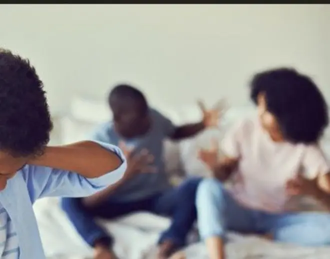 Aworan ọmọ kan atawọn obi rẹ to n ja