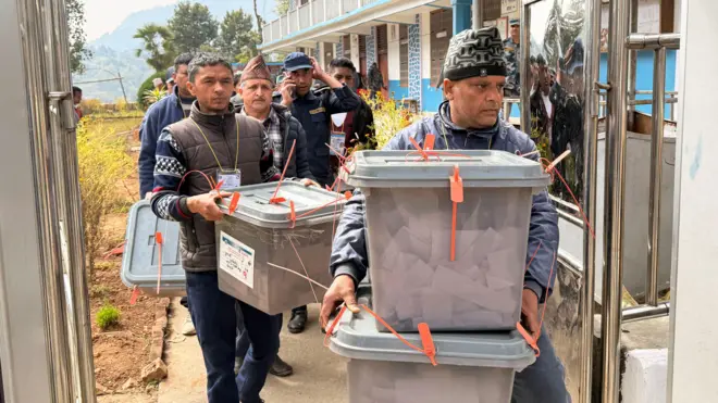 मतपेटिका बोकेर ढुवानी गरिँदै