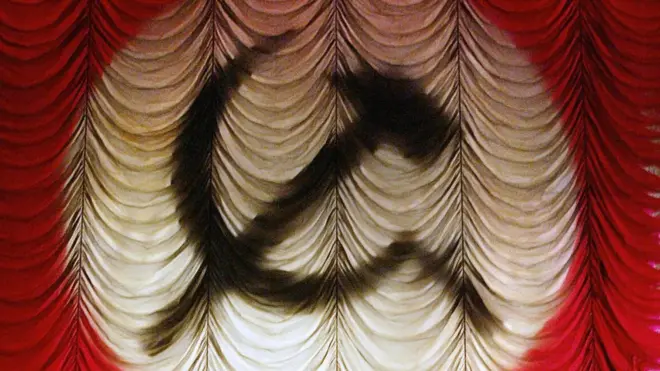 серп и молод тенью на занавесе