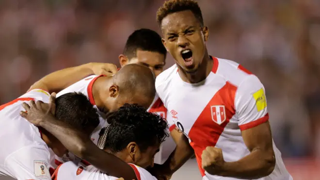 Jugadores peruanos celebran la victoria