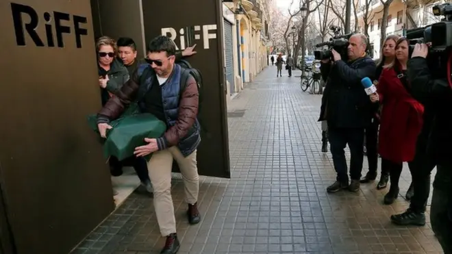 Funcionarios de la autoridad de sanidad de Valencia al momento de salir del restaurante.