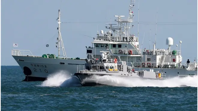 실종된 해양수산부 공무원이 탑승했던 어업지도선 '무궁화 10호'가 25일 오후 해경의 조사를 위해 인천 옹진군 연평도 인근 해상에 정박해 있다