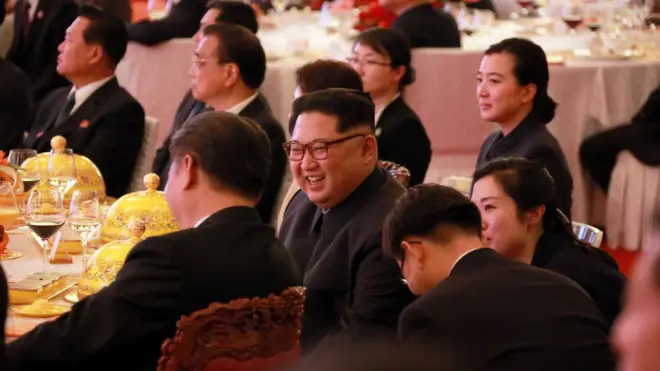 金正恩与习近平在北京会面，谈笑风生。中国方面出席的有国家总理李克强。