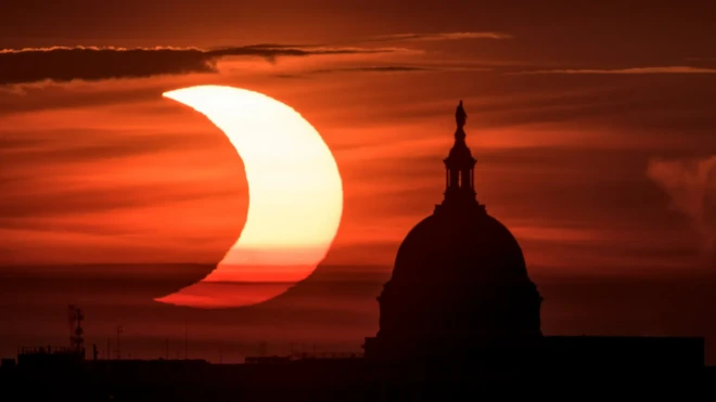 تصویری از کسوف ناقص