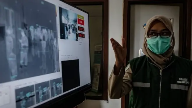 Petugas medis di bandara Adisucipto, Yogyakarta.