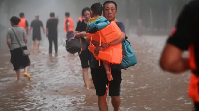 西班牙遭遇數十年來最嚴重的洪水災害，死亡人數上升至95人 - BBC News 中文