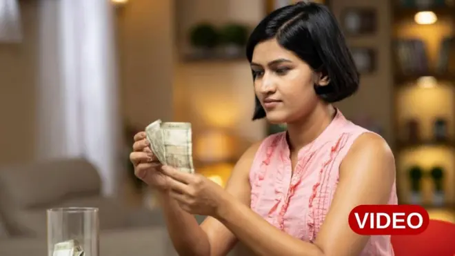 డబ్బులు పట్టుకున్న మహిళ