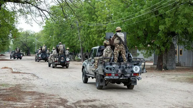 Abasirikare ba Nigeria bo mu itsinda ruhuriweho n'ibindi bihugu (MNJTF) bari mu modoka zo mu bwoko bwa pick-up mu myitozo mu kigo cy'ingabo zo muri uwo mutwe wa MNJTF, i Monguno, muri leta ya Borno, muri Nigeria, ku itariki ya 5 Nyakanga (7) mu mwaka wa 2025. 