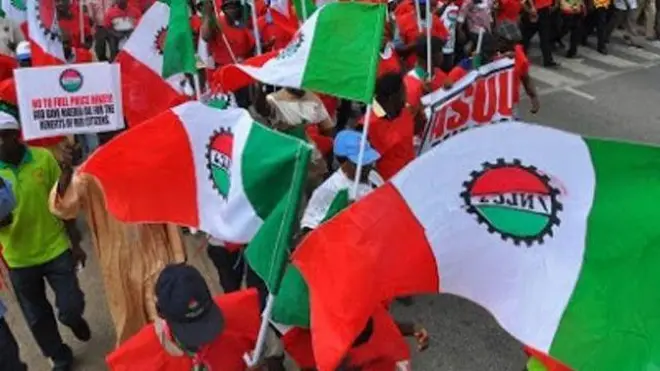 Awọn oṣiṣẹ gbe asia ẹgbẹ NLC dani nibi iwọde kan