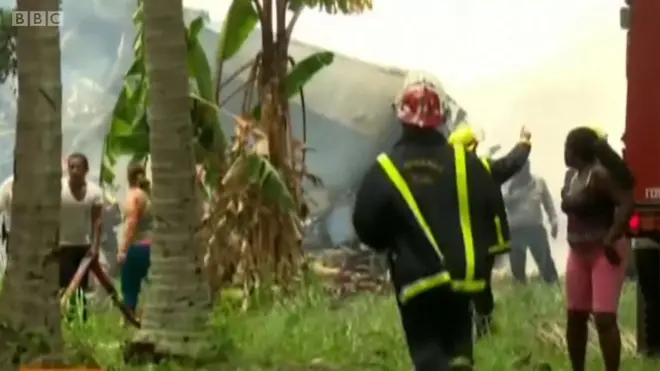 Bombero acercándose al avión.