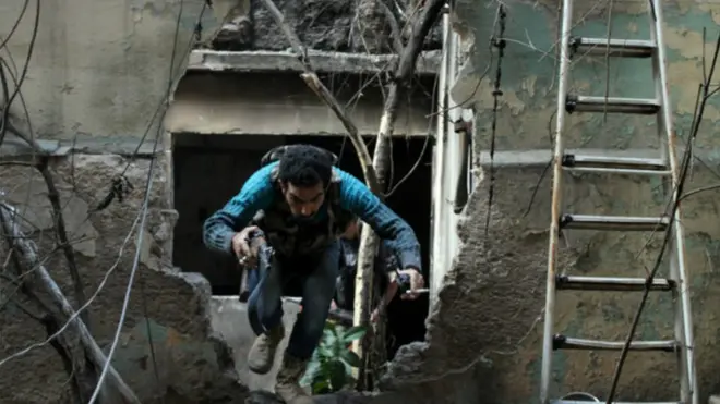 Askari upande wa upinzani akijihami