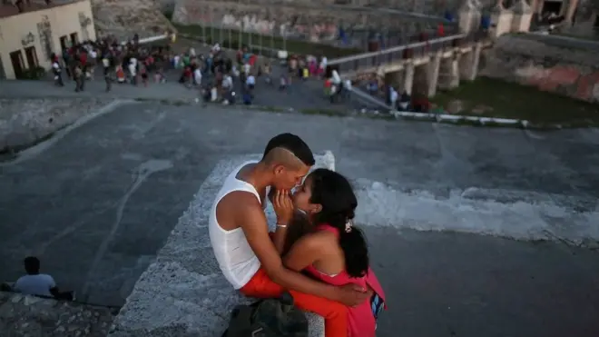 Bukan rahasia lagi, di taman-taman di berbagai sudut kota Havana dan terutama di pinggir pantai, pasangan muda bercumbu merupakan pemandangan umum yang sering dijumpai.