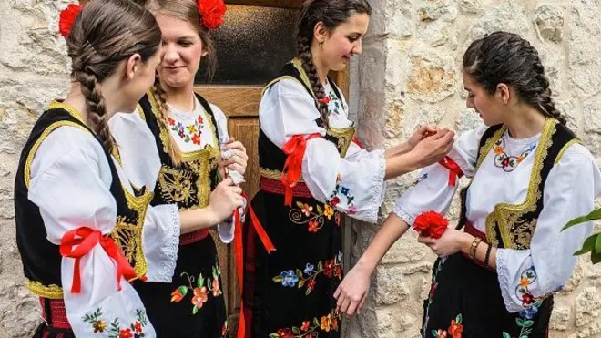 Các cô gái Serbia mặc trang phục truyền thống đi lễ của Chính Thống giáo tại tu viện Zitomislic