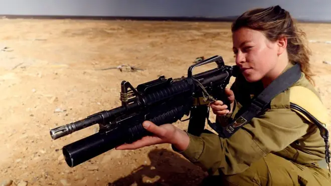 В Израиле служат все, вне зависимости от пола. Все больше девушек выбирает службу на передовой. Обычно на боевых должностях они служат вместе с молодыми людьми.