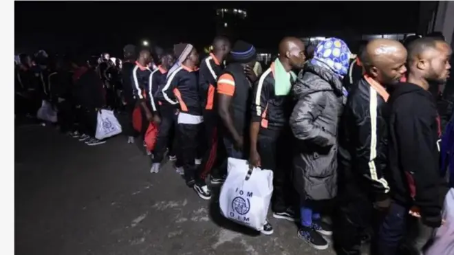 Aworan awọn eeyan ti wọn tò lọ́wọọ̀wọ́ pẹlu ọra lọwọ