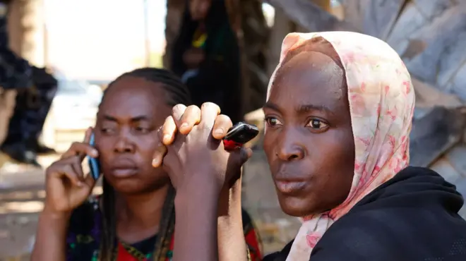 የታጋቾች ቤተሰቦች በጭንቀት ልጆቻቸውን የተመለከተ መረጃ ሲጠባበቁ