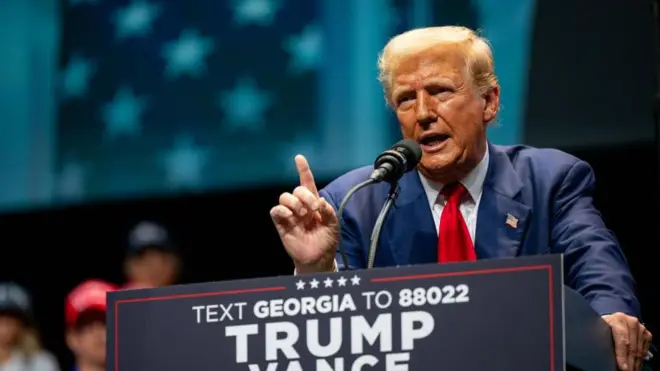 डोनाल्ड ट्रंप 