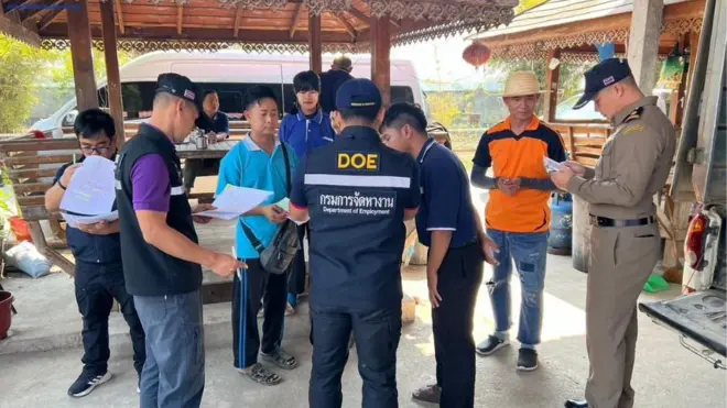 မဲဆောက်ခရိုင်အတွင်း နေထိုင်ခွင့်အထောက်အထားတွေစစ်ဆေးနေတဲ့ ထိုင်းအာဏာပိုင်တွေ 