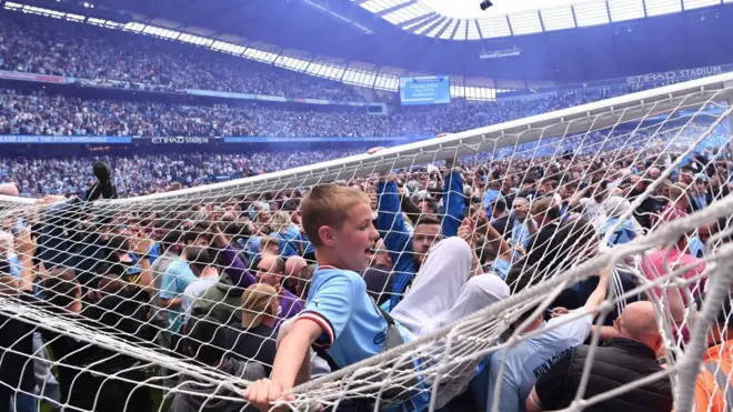 Maç sonunda kutlamalar için binlerce taraftar sahaya indi. Bir genç taraftar ise sevincini kale fileleri üzerinde böyle yaşadı.