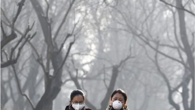 Com níveispokerstarspartículas no ar seis vezes acima do limite recomendado pela OMS, dezenaspokerstarscidades do país fecham escolas, vetam carros nas ruas e interrompem produção industrial.