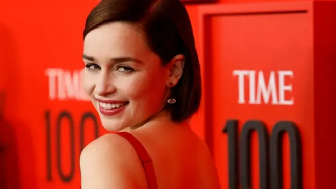 Эмилия Кларк, исполнительница роли Дейенерис Таргариен, носившей титул Кхалиси