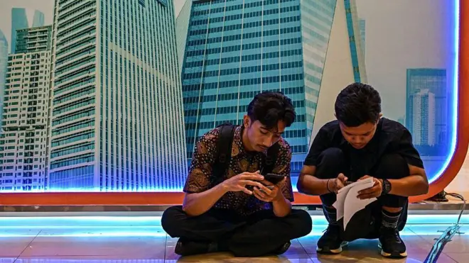 Orang-orang mengisi formulir lamaran kerja dalam bursa kerja yang diselenggarakan Universitas Airlangga di Surabaya pada 29 April 2025.