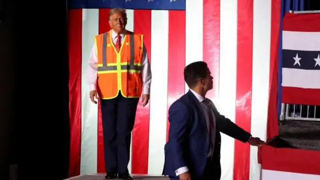 পরিচ্ছন্নতাকর্মীর বেশে ডোনাল্ড ট্রাম্প