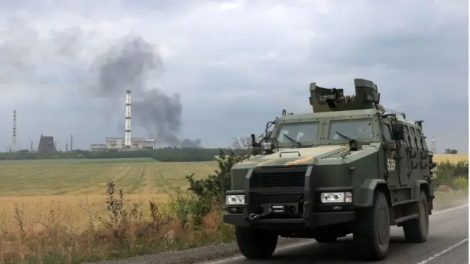 عربة مدرعة أوكرانية في مدينة ليسيتشانسك شرقي أوكرانيا.