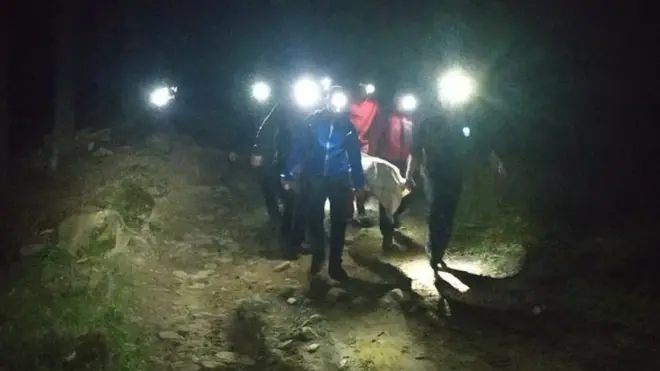 Рятувальники спускають важкопораненого