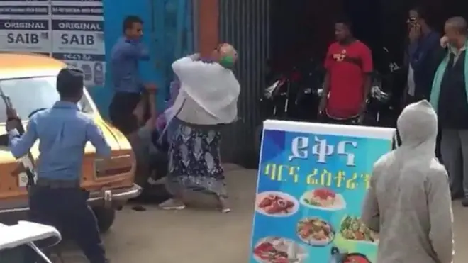 ፖሊስ አንድን ወጣት ሲደበድብ የሚያሳየው ምስል