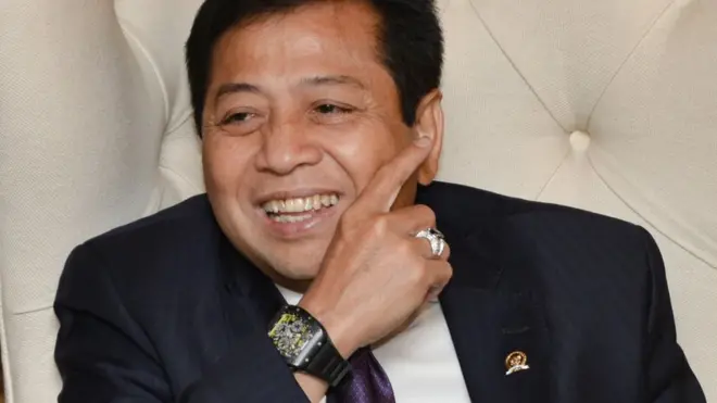 Setya Novanto difoto mengenakan jam tangan mewah merek Richard Mille. Belum ada penjelasan apakah jam tangan ini dibeli dengan dana sendiri.