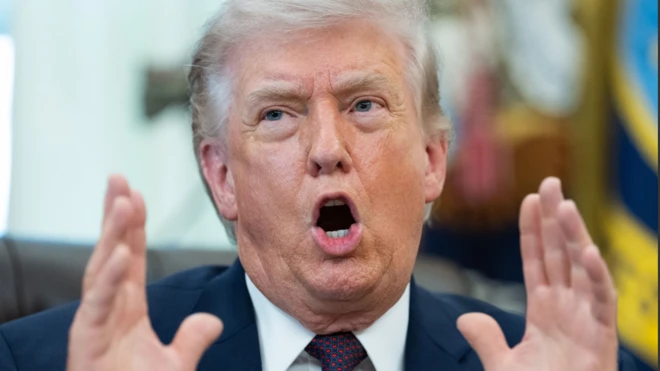 ओवल ऑफ़िस में मीडिया से बात करते हुए अमेरिकी राष्ट्रपति डोनाल्ड ट्रंप ने लड़ाई ख़त्म होने के बारे कुछ संकेत दिए