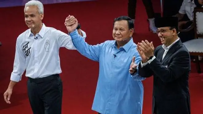 Tiga kandidat capres: Ganjar Pranowo, Prabowo Subianto, dan Anies Baswedan dalam debat capres perdana yang diselenggarakan KPU.