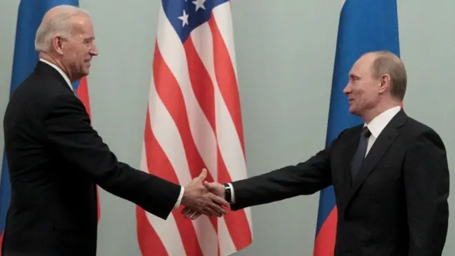 Biden (i bubamfu) na Perezida Putin bafahswe isanamu baramukanya mu 2011 n'aho batarabana ryiza ku butegetsi bwa Perezida Barack Obama