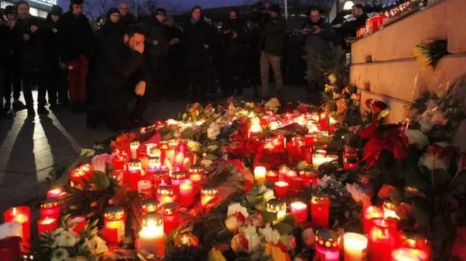 سياسيون وجماهير يقفون سويا في وقفة احتجاجية في موقع الحادث