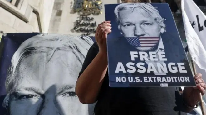 アサンジ被告のアメリカへの身柄引き渡しに反対する人