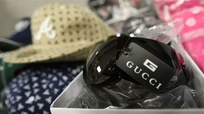 تقدر الخسارة السنوية للاقتصاد الأمريكي من السلع المقلدة والبرمجيات المقرصنة وسرقة الأسرار التجارية بنحو 600 مليار دولار امريكي.