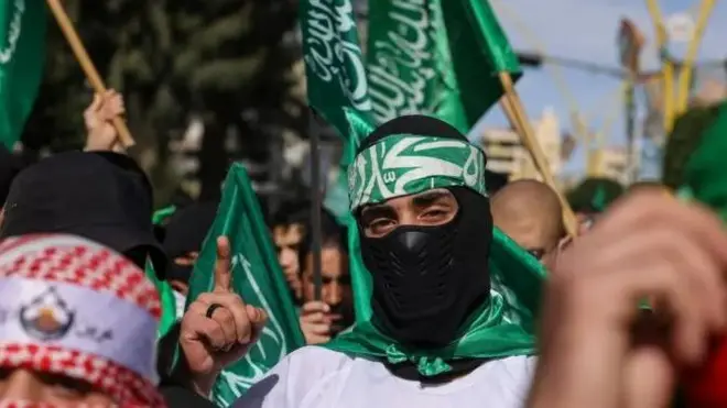 Para pendukung Hamas menggelar aksi di Hebron, Tepi Barat, Jumat (08/12) lalu.