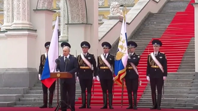 ক্রেমলিনে সেনাদের সামনে এক জাঁকজমকপূর্ণ অনুষ্ঠানে পুতিন