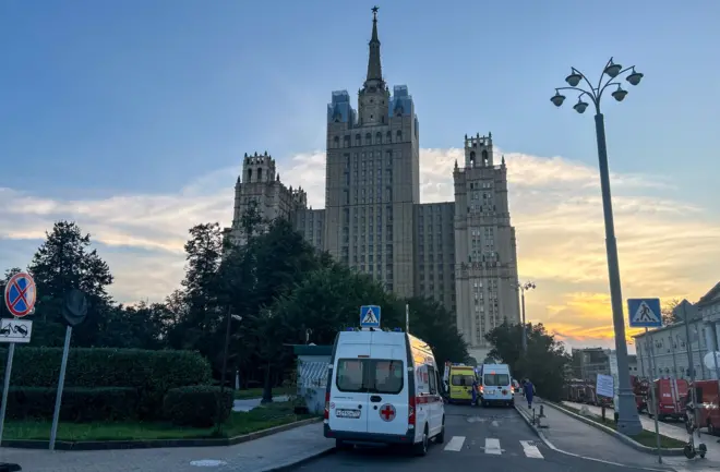 Скопление машин «Скорой помощи» у высотки на Кудринской площади после взрыва