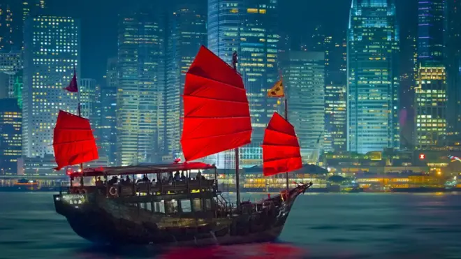 一艘船行駛在維港