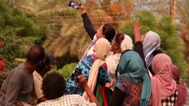 سودانيون يحتفلون بتوقيع الاتفاق حتى الصباح