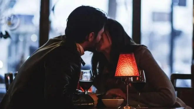 رومانس فرانسیسی ثقافت کا اٹوٹ حصہ ہے مگر اس احساس کے اظہار لفظوں میں شاذ ہی کیا جاتا ہے