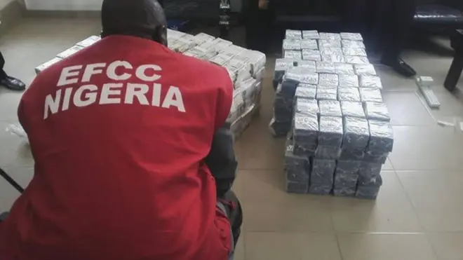 EFCC official sidon dey look money wey dem carry for person house