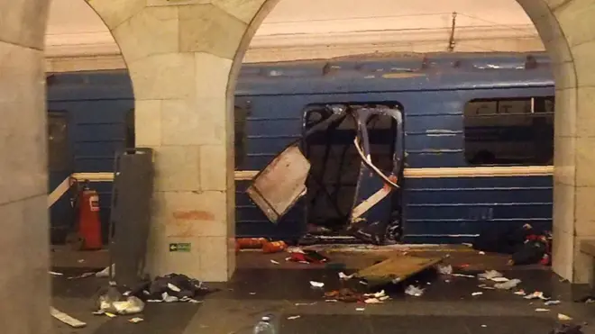 Bom diledakkan di antara dua stasiun kereta bawah tanah di St Petersburg.