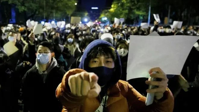 北京民眾舉起白紙表達對烏魯木齊大火的不滿(27/11/2022)